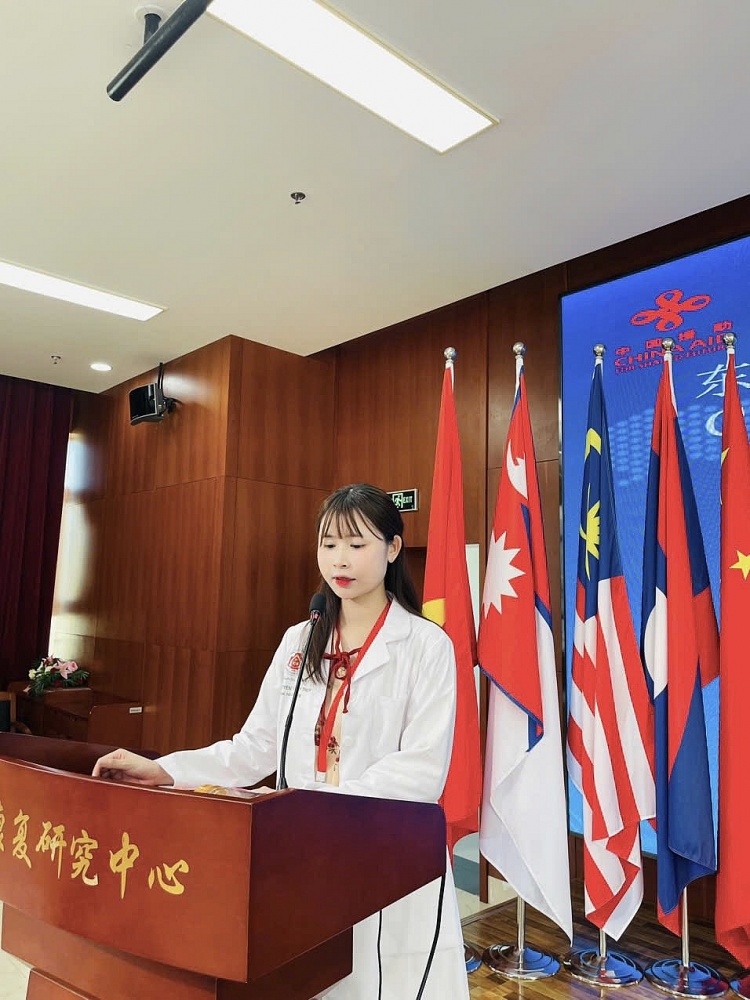  Kỹ thuật viên Lê Thị Tuyến Báo cáo kết quả học tập “Chương trình đào tạo Vật lý trị liệu cho các nước đang phát triển tại Đông Nam Á”. Ảnh: NVCC