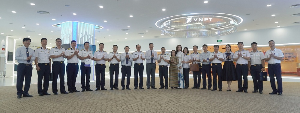 Các đại biểu khách mời chụp ảnh lưu niệm. Ảnh: Ngọc Thủy