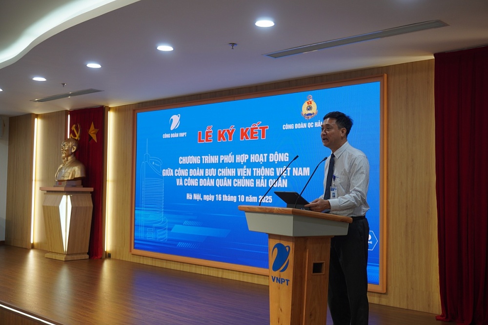 Ông Nguyễn Nam Long - Phó CT Tập đoàn VNPT phát biểu tại Lễ ký kết Chương trình phối hợp hoạt động giữa Công đoàn Quân chủng Hải quân và Công đoàn Bưu chính Viễn thông Việt Nam. Ảnh: Ngọc Thủy