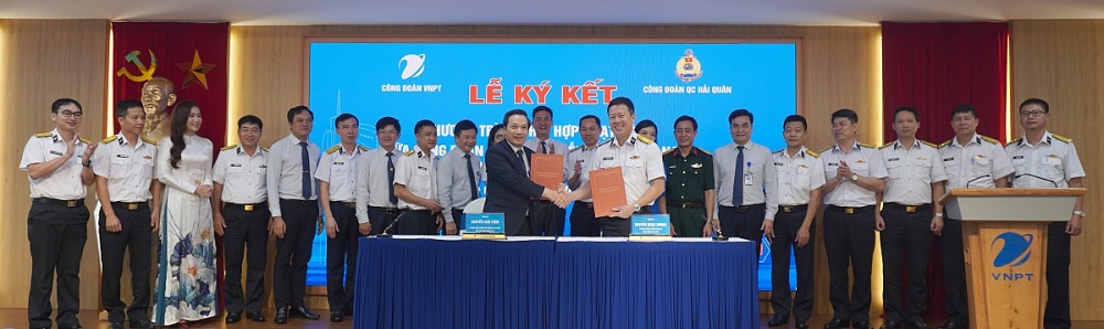 Thượng tá Nguyễn Ngọc Dương - Trưởng phòng CTQC - Công đoàn Quân chủng Hải quân và Ông Nguyễn Anh Tuấn - Chủ tich Công đoàn Bưu chính Viễn thông Việt Nam tại buổi lễ ký kết Chương trình phối hợp hoạt động giữa Công đoàn Quân chủng Hải quân và Công đoàn Bưu chính Viễn thông Việt Nam. Ảnh: Ngọc Thủy