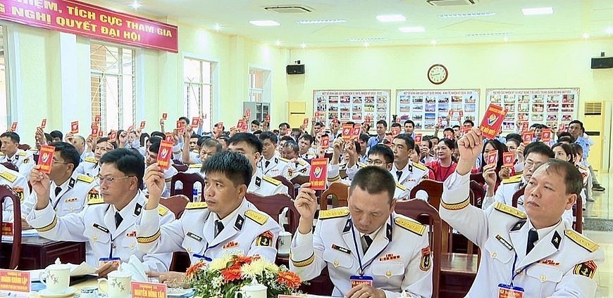 Các đại biểu biểu quyết tại Đại hội đại biểu Công đoàn cơ sở Nhà máy X55 nhiệm kỳ 2025-2030. Ảnh: THANH HÀ Các đại biểu biểu quyết tại Đại hội đại biểu Công đoàn cơ sở Nhà máy X55 nhiệm kỳ 2025-2030. Ảnh: THANH HÀ