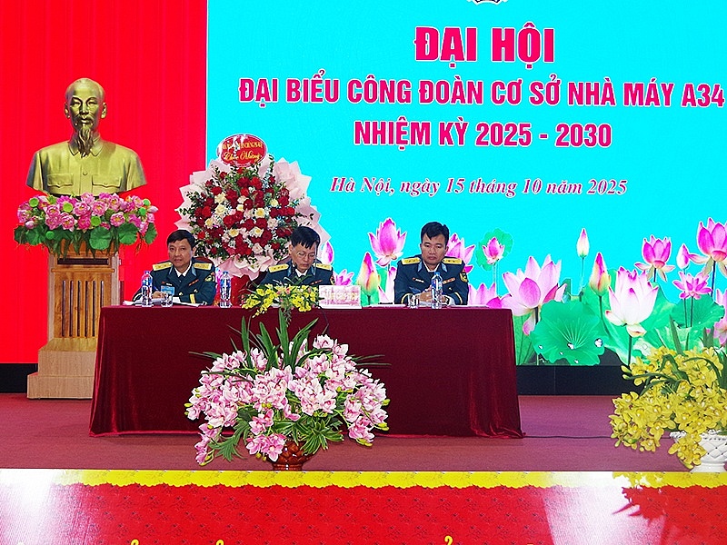 Đoàn chủ tịch điều hành Đại hội. Ảnh: ÁNH TUYẾT  Đoàn chủ tịch điều hành Đại hội. Ảnh: ÁNH TUYẾT
