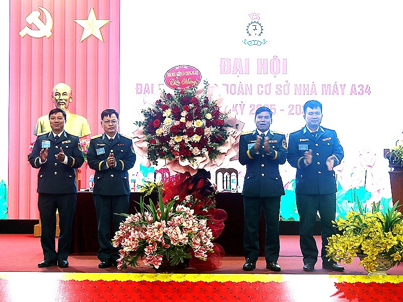 Đại tá Phạm Minh Chương, Chính uỷ Nhà máy A34 tặng hoa chúc mừng Đại hội. Ảnh: ÁNH TUYẾT Đại tá Phạm Minh Chương, Chính uỷ Nhà máy A34 tặng hoa chúc mừng Đại hội. Ảnh: ÁNH TUYẾT