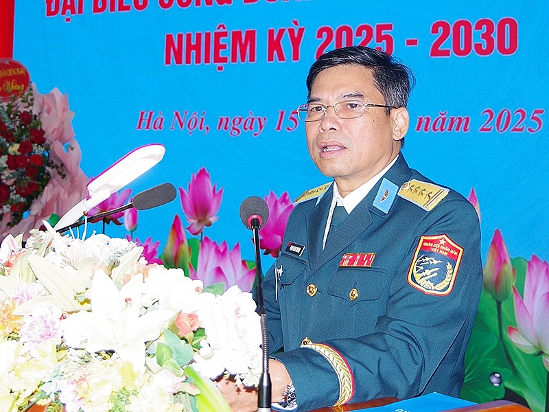 Đại tá Phạm Minh Chương, Chính uỷ Nhà máy A34 phát biểu chỉ đạo tại Đại hội. Ảnh: ÁNH TUYẾT  Đại tá Phạm Minh Chương, Chính uỷ Nhà máy A34 phát biểu chỉ đạo tại Đại hội. Ảnh: ÁNH TUYẾT