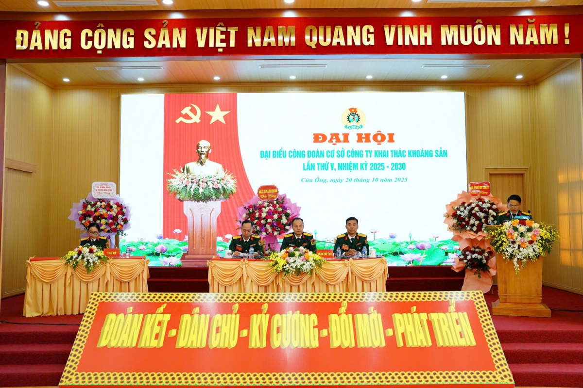 Đoàn chủ tịch điều hành Đại hội. Ảnh: ĐVCC Đoàn chủ tịch điều hành Đại hội. Ảnh: ĐVCC