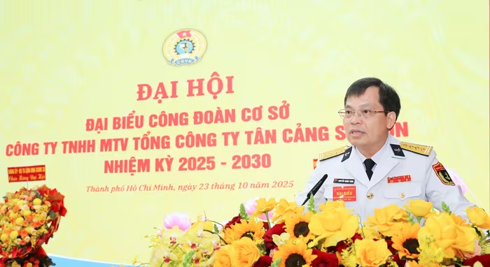 Đại tá Nguyễn Năng Toàn phát biểu chỉ đạo tại Đại hội Công đoàn cơ sở Tổng công ty Tân Cảng Sài Gòn nhiệm kỳ 2025-2030. Ảnh: CÔNG HOAN  Đại tá Nguyễn Năng Toàn phát biểu chỉ đạo tại Đại hội Công đoàn cơ sở Tổng công ty Tân Cảng Sài Gòn nhiệm kỳ 2025-2030. Ảnh: CÔNG HOAN