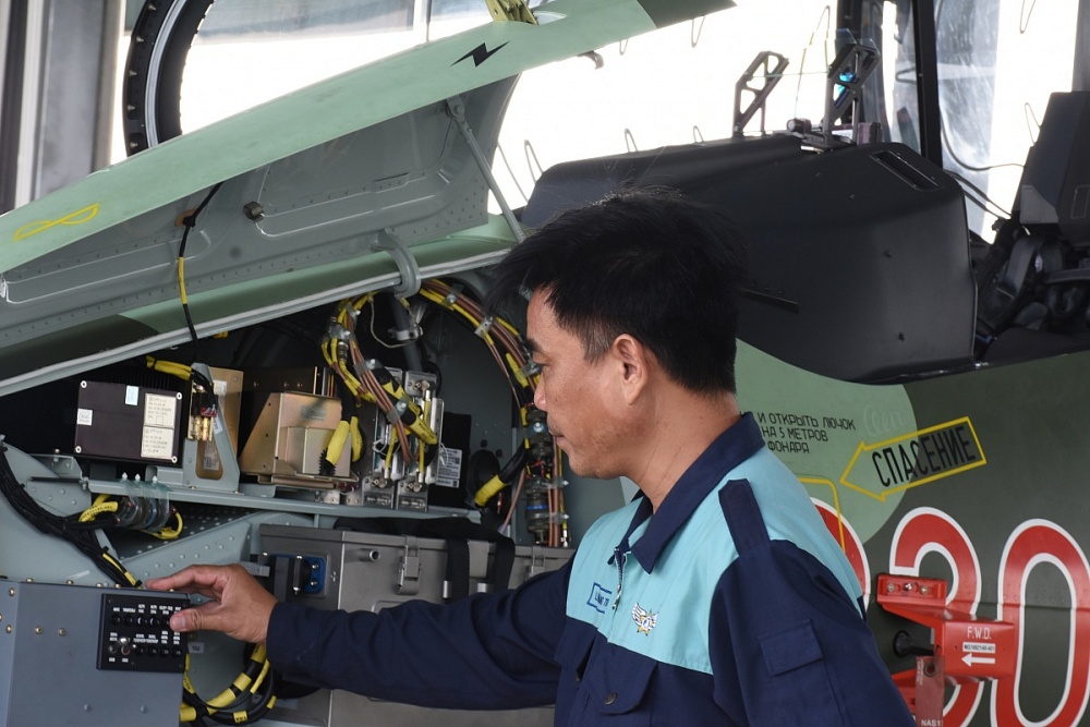 Nhân viên kỹ thuật kiểm tra hệ số kỹ thuật khí tài trước ban bay. Ảnh: Nguyễn Việt