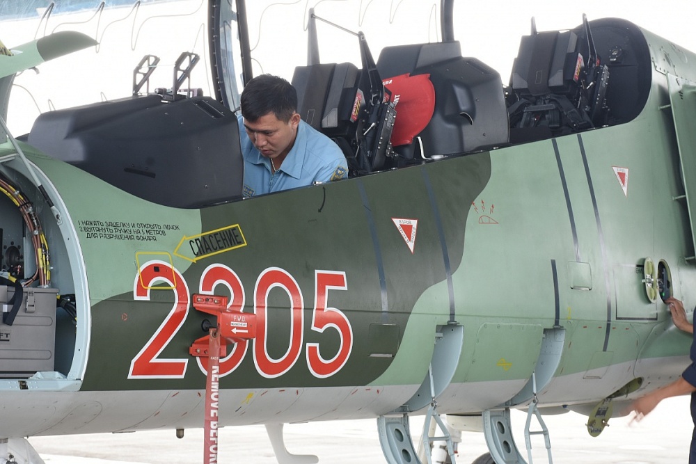 Phi công Trung đoàn 910 thuộc Trường Sĩ quan Không quân (Quân chủng Phòng không - Không quân) kiểm tra kỹ thuật máy bay L-39NG. Ảnh: Nguyễn Việt