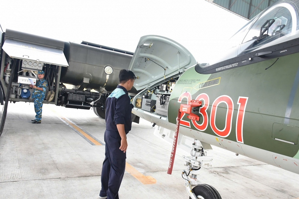  Trước mỗi chuyến bay, bộ phận kỹ thuật sẽ tiến hành kiểm tra kỹ lưỡng toàn bộ máy bay, xác nhận máy bay đã đảm bảo mọi yếu tố để cất cánh. Ảnh: Nguyễn Việt