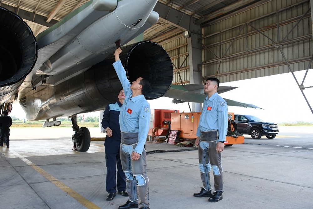 Đại tá Nguyễn Quang Hải – Trung đoàn trưởng Trung đoàn Không quân 927, Sư đoàn Không quân 371 kiểm tra kỹ thuật máy bay SU30MK2. Ảnh: Nguyễn Việt