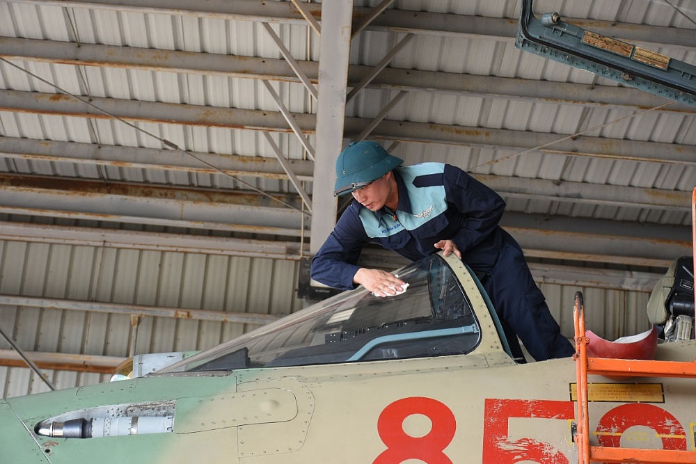 Nhân viên kỹ thuật kiểm tra tổng thể máy bay trước khi cất cánh làm nhiệm vụ. Ảnh: Nguyễn Việt