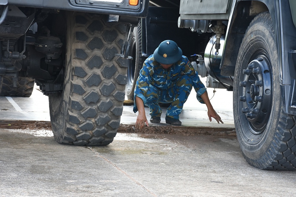 Nhân viên kỹ thuật kiểm tra tỉ mỉ từng chi tiết nhỏ trên đường băng. Ảnh: Nguyễn Việt