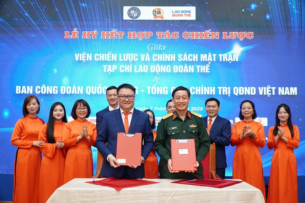 Viện Chiến lược và Chính sách Mặt trận và Ban Công đoàn Quốc phòng ký kết Chương trình phối hợp lan tỏa hình ảnh “Người lính thợ - Bộ đội Cụ Hồ”. Ảnh: Trường Sơn