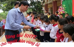 BHXH Việt Nam: Tặng thẻ BHYT cho người dân vùng lũ