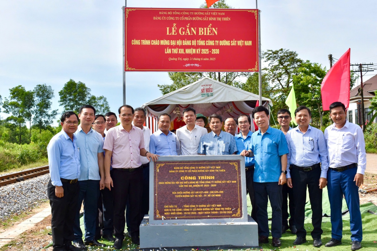 Lễ gắn biển công trình chào mừng ĐH Đảng bộ TCT Đường sắt Việt Nam